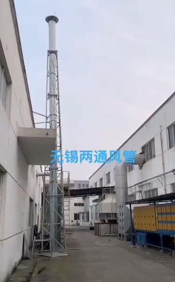 兩套油煙排放凈化工程結(jié)束，304不銹鋼焊接風管，兩個煙囪